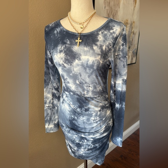Tie dye ruched dress in navy - Picture 3 of 6